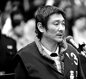 庭審時，鄭東稱自己想隨女兒一起去，請求法院判他死刑立即執(zhí)行