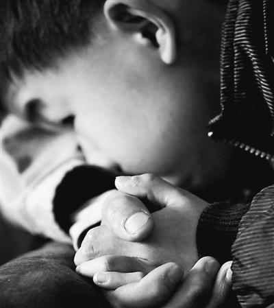 10歲小兒子緊緊握著哥哥的手。資料圖片