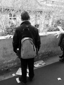 “娃在湖南上大學(xué)，馬上就要畢業(yè)了，所以我經(jīng)常在網(wǎng)上瀏覽咸陽(yáng)、西安的招聘信息，想讓他畢業(yè)后留在我和他媽身邊……”3月14日，秦都區(qū)人才交流中心在區(qū)政府二樓舉辦招聘會(huì)，一名50多歲的“求職者”吸引了不少人的目光。據(jù)悉，此次招聘會(huì)共有市內(nèi)外112家企業(yè)參加，提供就業(yè)崗位3200個(gè)。