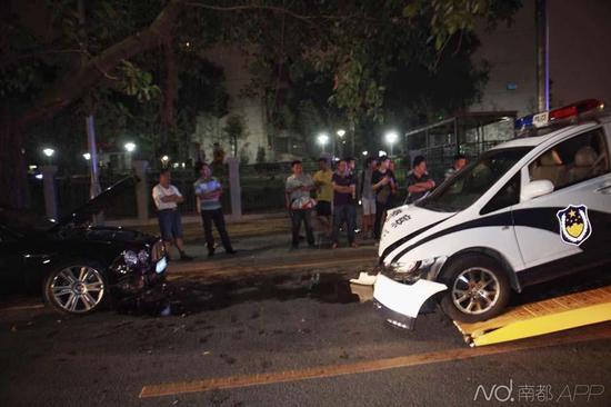 當(dāng)時賓利司機(jī)去筆架山爬山，車停在路邊，剛回來便發(fā)現(xiàn)車輛發(fā)生了事故。