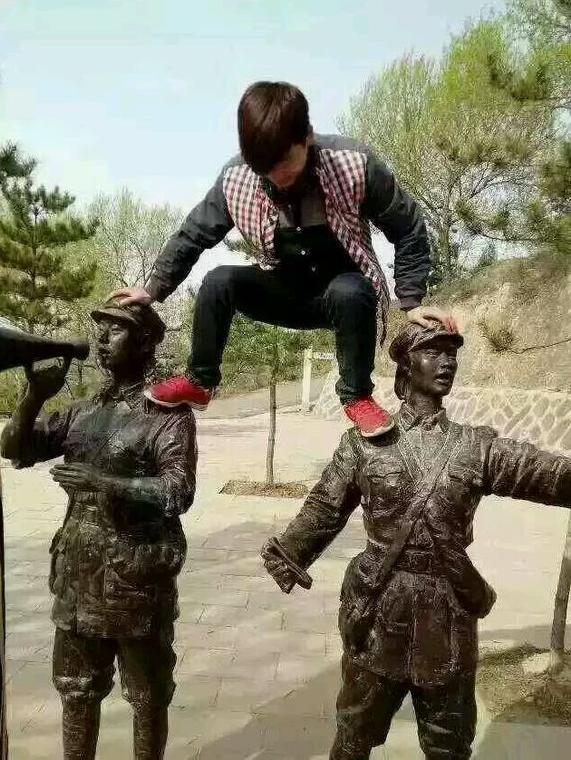 男子坐女紅軍雕像頭頂遭人肉 單位稱其已辭職 男子坐女紅軍雕像頭頂遭人肉 單位稱其已辭職