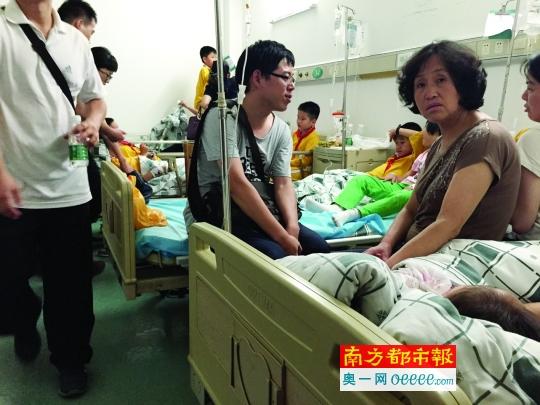  昨晚，家長(zhǎng)們陪著誤食鼠藥的孩子們?cè)卺t(yī)院就診。