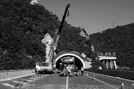 陜西十多輛車追尾致一死多傷 司機(jī)曾揮手示警