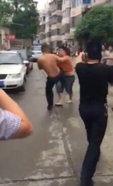 網(wǎng)曝長沙警察上班喝酒開警車打人警方已調(diào)查 網(wǎng)曝長沙警察上班喝酒開警車打人警方已調(diào)查