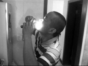 絕癥男子多次用剪刀自切腫瘤 醫(yī)生稱此舉有危險(xiǎn) 絕癥男子多次用剪刀自切腫瘤 醫(yī)生稱此舉有危險(xiǎn)