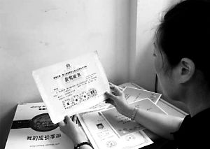 思念小寶的時(shí)候，李女士就一遍遍整理孩子留在家里的物品。