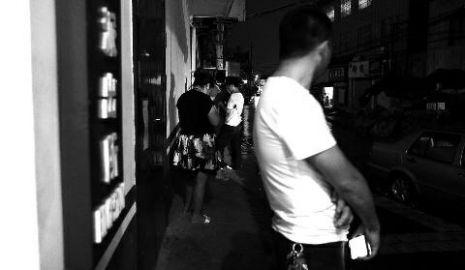 通過(guò)聊天軟件陌陌，男子小黃認(rèn)識(shí)了女孩小李，兩三天后，兩人就住到了一起。但好景不長(zhǎng)，兩人在一起僅過(guò)了十幾天，戀愛(ài)關(guān)系即破裂，小黃稱曾給小李花了一萬(wàn)余元。日前，小黃以詐騙為由將小李帶到派出所。