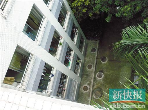 據(jù)目擊者稱,當(dāng)時(shí)墜樓者躺在右排中、下兩個(gè)井蓋中間附近。