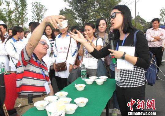 圖為外國(guó)友人品嘗揚(yáng)州炒飯。　崔佳明　攝