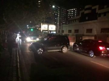 10月22日被推到路面的車攔住了公交車。（圖據(jù)網(wǎng)絡(luò)）