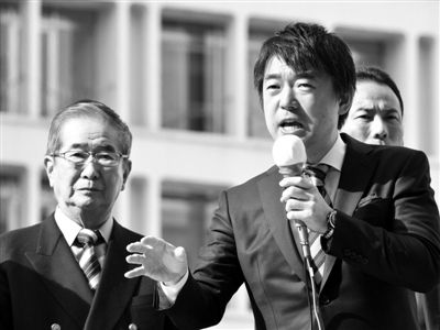 29日，日本著名極右翼分子石原慎太郎（左）和新生代右翼政客橋下徹在東京街頭演講拉票。