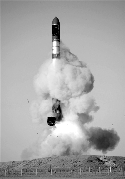 　2007年6月15日，俄羅斯在哈薩克斯坦的軍事場地試射一枚“RS-20”導(dǎo)彈。尚未有媒體公布新型固