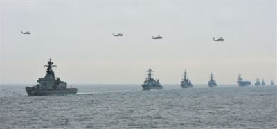 2012年10月14日，日本海上自衛(wèi)隊舉行閱艦式。2013年，日本自衛(wèi)隊時隔11年首增防衛(wèi)預(yù)算。資料圖片