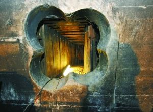 隧道頂端及四周用板材固定。 人民網(wǎng)照片