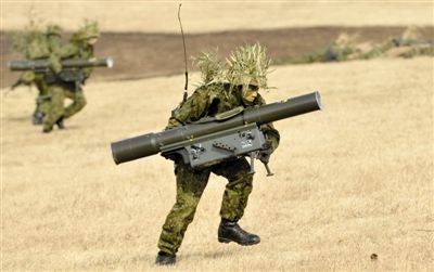 “作戰(zhàn)” 1月13日，日本自衛(wèi)隊(duì)一隊(duì)員在新年軍演中手持武器，發(fā)動(dòng)進(jìn)攻。媒體尚未公布1月22日的美日聯(lián)合軍演圖片。