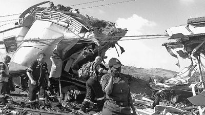 圖為救援人員在火車相撞事故現(xiàn)場(chǎng)忙碌。新華社發(fā)