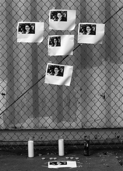 21日，美國洛杉磯，華裔女孩藍(lán)可兒遇害案件曝光后，一些人在塞西爾酒店附近擺放藍(lán)可兒的照片和蠟燭，紀(jì)念藍(lán)可兒。