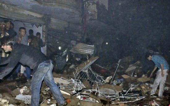 3月3日，在巴基斯坦南部城市卡拉奇，救援人員在爆炸現(xiàn)場(chǎng)工作。