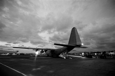 3月23日，中非共和國(guó)首都班吉，從加蓬首都利伯維爾出發(fā)的法國(guó)增援部隊(duì)共計(jì)200名士兵抵達(dá)班吉國(guó)際機(jī)場(chǎng)