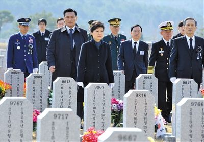 26日，韓國總統(tǒng)樸槿惠參加“天安”艦事件3周年紀(jì)念活動，悼念在事件中身亡的韓國士兵。