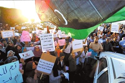 10日，利比亞首都的黎波里，當(dāng)?shù)厥忻裨诶葋喭饨徊客馐就棺h“政治隔離法”。圖/東方IC