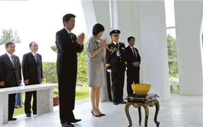 25日，緬甸仰光，安倍偕妻子參拜“二戰(zhàn)陣亡日軍墓”。圖/CFP