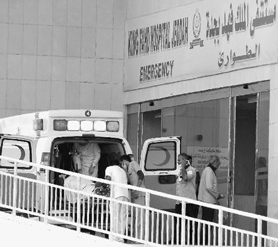 圖為一輛救護車抵達沙特吉達法赫德國王醫(yī)院。