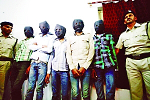 印度一個(gè)特別法庭20日宣布，判處卷入瑞士女游客遭輪奸案的6名男子終身監(jiān)禁。檢方對(duì)判決結(jié)果感到滿意，但表示不排除被告上訴可能。