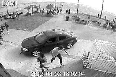 監(jiān)控錄像截屏圖：3日，美國(guó)洛杉磯市，一輛汽車沖進(jìn)威尼斯海灘棧道上的人群。圖/東方IC