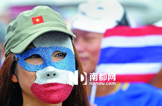 4日，一名泰國反政府人士頭戴面具在首都曼谷參加集會。