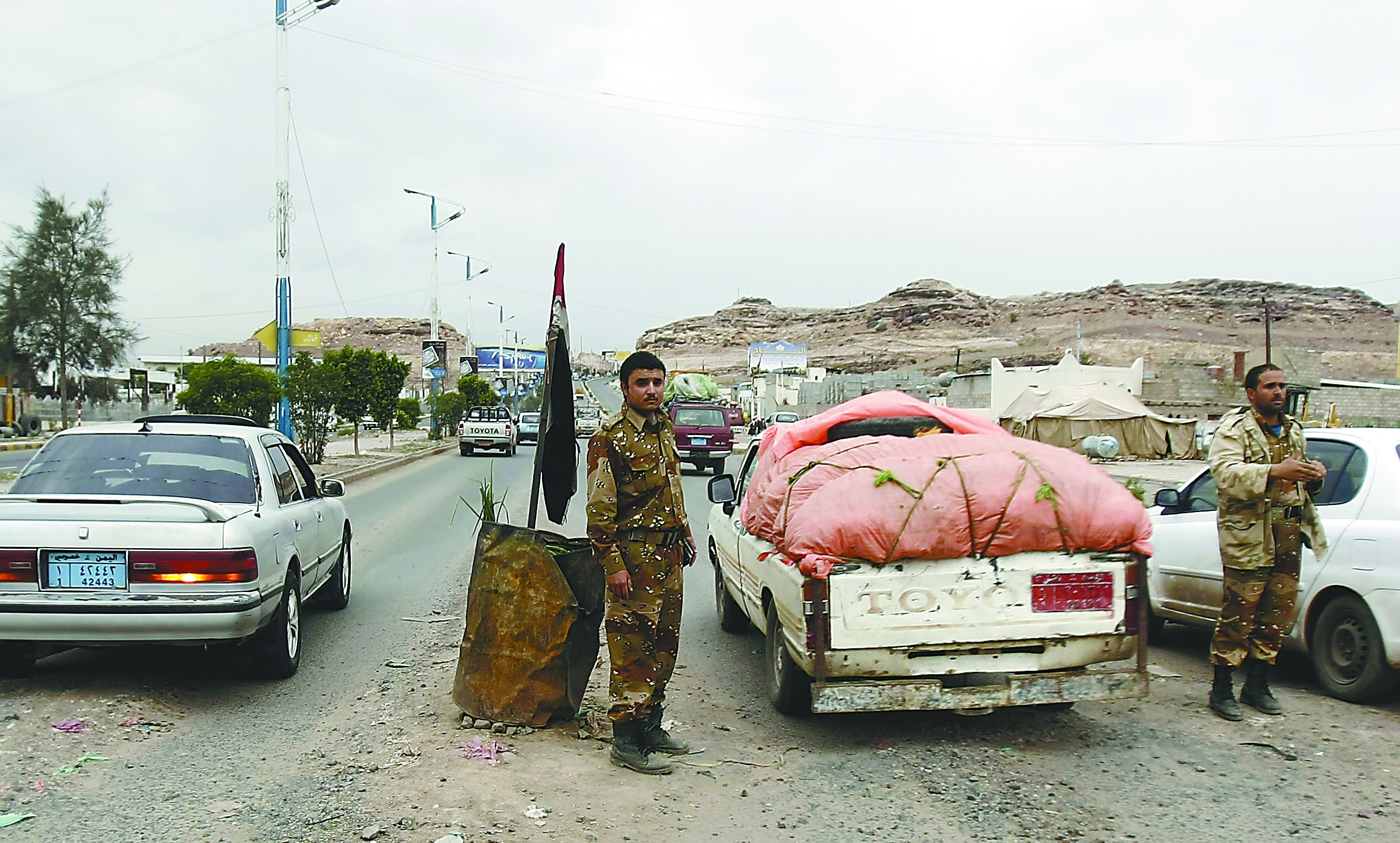 當(dāng)?shù)貢r(shí)間4日，在也門(mén)首都薩那，安全人員在通往美國(guó)大使館的路上設(shè)置檢查站檢查過(guò)往車輛。