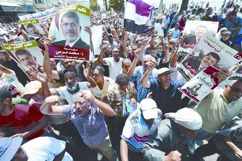 16日，穆爾西的支持者進行“憤怒的星期五”大游行，抗議軍方清場行動造成嚴重人員傷亡。