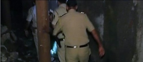 警方在犯罪現(xiàn)場進行調(diào)查 警方在犯罪現(xiàn)場進行調(diào)查