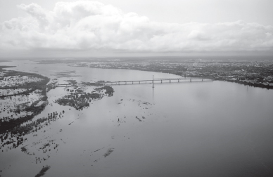 據(jù)目前估計(jì)，俄遠(yuǎn)東地區(qū)因洪災(zāi)造成的損失超過(guò)100億盧布。