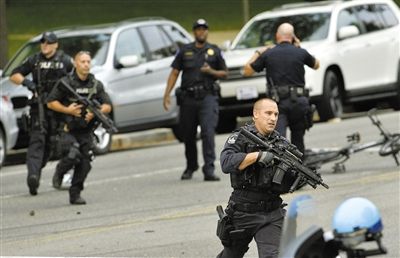 3日,案發(fā)現(xiàn)場,持槍警察在奔跑。