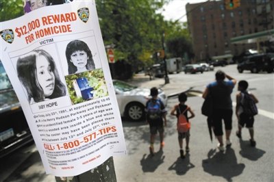 2013年7月23日，貼在紐約街頭的征詢線索傳單，這天是“希望寶寶”被發(fā)現(xiàn)遇害的日子，每年這天警方都