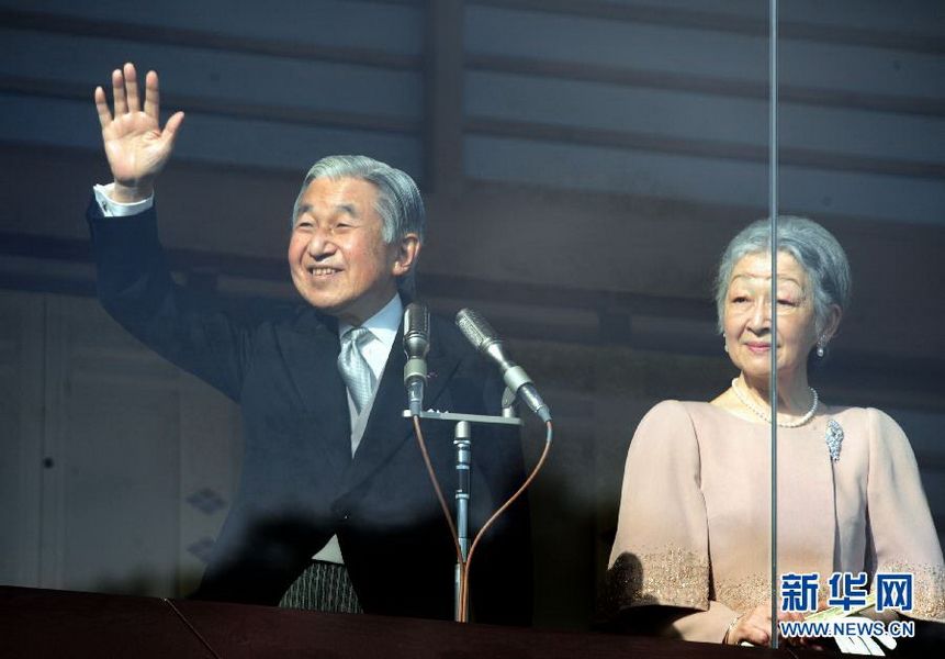 當(dāng)?shù)貢r(shí)間12月23日，在位于日本東京的皇宮，日本明仁天皇向民眾致意。