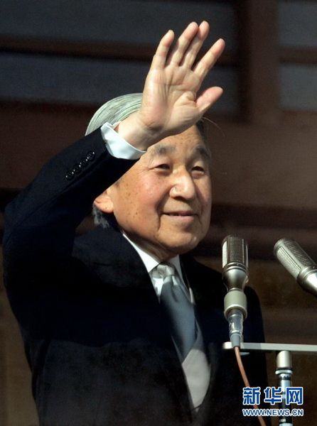 當(dāng)?shù)貢r(shí)間12月23日，在位于日本東京的皇宮，日本明仁天皇向民眾致意。