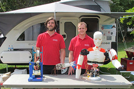 皮尤和尼克爾斯基與他們的3D機(jī)器人。