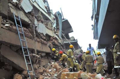 4日，印度卡納科納，救援人員正在搜尋被掩埋的幸存者和遇難者遺體。圖/東方IC