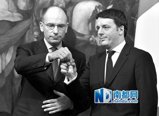 2月22日，在意大利羅馬總理府，新任總理馬泰奧·倫齊(右)與前任總理恩里科·萊塔舉行交接儀式。