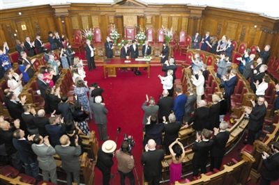 29日，倫敦，一對(duì)同性伴侶舉行結(jié)婚儀式。