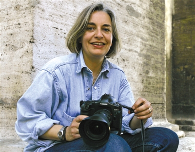 4日，安雅·尼德林豪斯在報(bào)道阿富汗大選期間被槍殺。