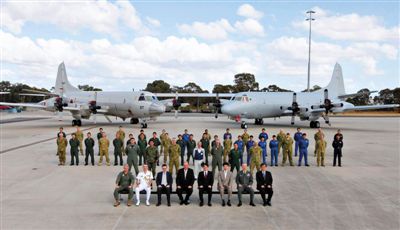 4月29日，參與搜尋馬航失聯(lián)客機的多國軍人和軍機在珀斯皮爾斯空軍基地合影。5月1日，馬航宣布搜尋進入新階段，重點將借助不同技術(shù)擴大海底搜尋。