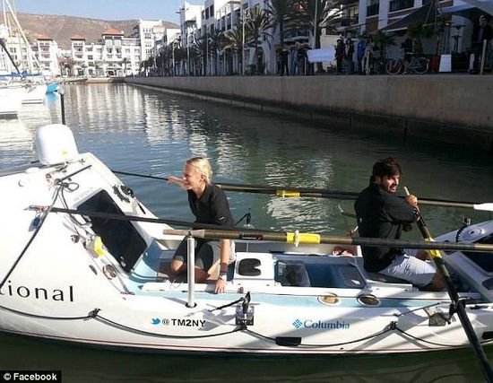 男女主角與他們的“小伙伴”，名叫“馬迪巴精神”的皮劃艇。