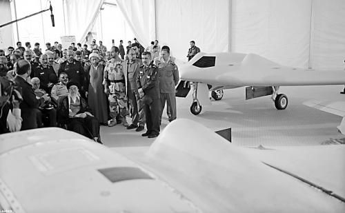 　哈梅內(nèi)伊（中）11日參觀伊朗版RQ-170無人機。