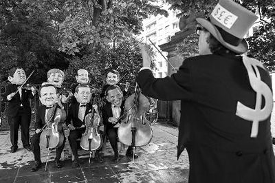 4日在布魯塞爾，非政府組織『樂施會(huì)』成員戴著七國(guó)首腦面具演奏名曲《錢錢》，批評(píng)七國(guó)政策導(dǎo)致全球貧富差