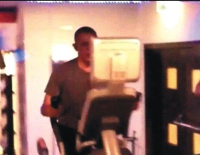 酒店健身中心，橢圓機上鍛煉的奧巴馬。