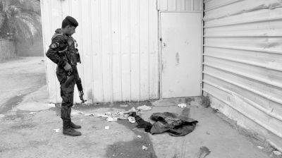 7月13日，伊拉克巴格達(dá)，警察在發(fā)生槍殺案的現(xiàn)場(chǎng)勘察。