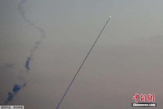 當(dāng)?shù)貢r間2014年7月13日，以色列斯德洛特，從加沙地帶飛往以色列境內(nèi)的導(dǎo)彈劃破夜空。